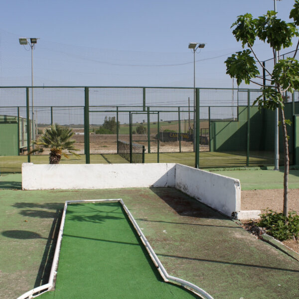 camping_carlos_iii_pista_padel_minigolf